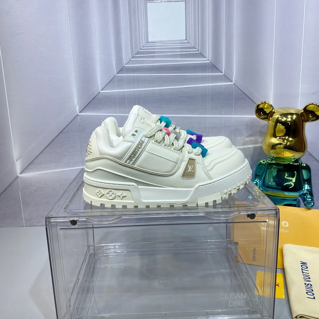 👟👟Ex-factory price 840 𝙇𝙑 𝟐𝟎𝟐4/𝐒𝐒 𝐧𝐞𝐰 Louis Vuitton catwalk skateboard shoes are popular, LOUIS VUITTON Trainer is undoubtedly one of the most successful Sneakers launched by luxury brands, but the pace of exploration will not stop. LOUISVUITTON will also bring a new series of skateboard shoes in the spring of 2023. The new series in the picture returns to the 90s Chunky Skate Shoes bread shoes, with leather and mesh uppers. The fat silhouette and thick shoelaces are very eye-catching. It is expected to have quite a few colors like the Trainer. Judging from the previous DIOR show skate shoes, this chunky style may be even stronger next year. Size: Female 35-40 Male 39-46